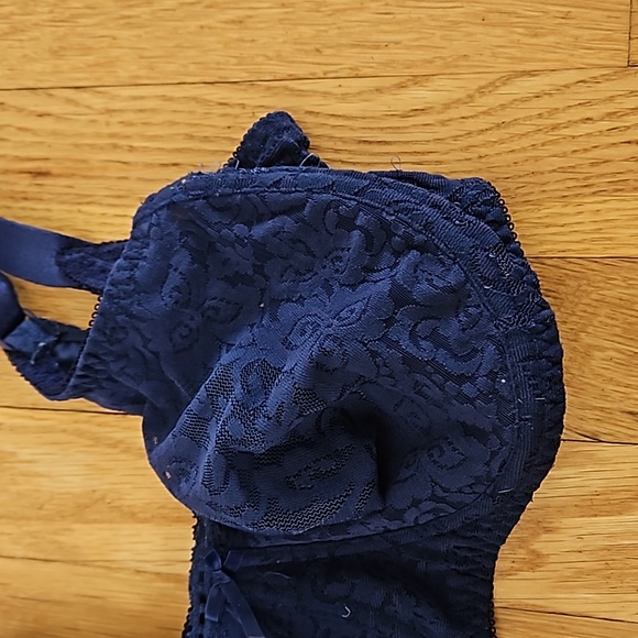 Pair of two Bali 34DD Lace 'N Smooth Underwire Bras - Picture 3 of 11